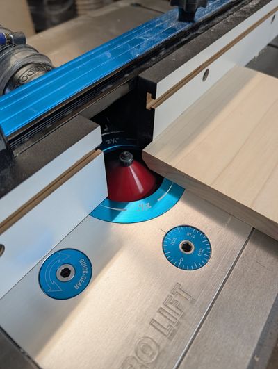 an image of the router fence setup from a different angle
